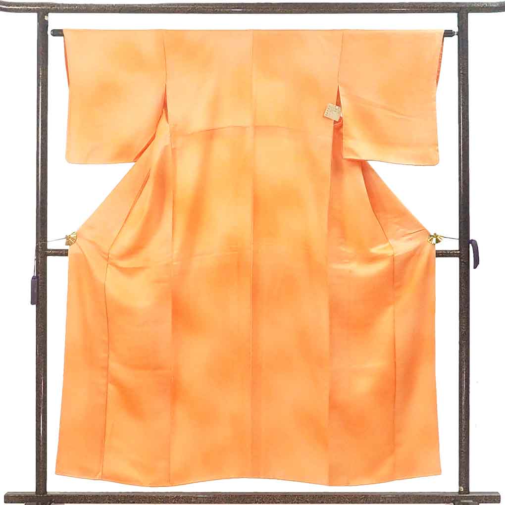 色無地 リサイクル着物 身丈153cm 裄63cm 前幅23cm 後幅28cm 袖丈46cm 袖幅32.5cm レディース 袷 無地 裄Mサイズ 秋冬春用 正絹（シルク）オレンジ やや難 リメイク リユース【ランクB】