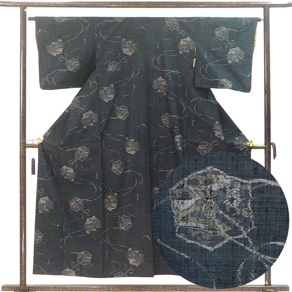紬 リサイクル着物 身丈155cm 裄64cm 前幅25cm 後幅30cm 袖丈46cm 袖幅33cm レディース 袷 連続模様 裄Mサイズ 秋冬春用 正絹（シルク）ネイビー 美品 リメイク リユース【ランクA】