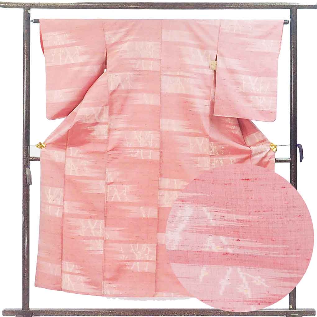 紬 リサイクル着物 身丈153cm 裄64cm 前幅22.5cm 後幅28cm 袖丈56cm 袖幅32cm レディース 袷 横段柄 裄Mサイズ 秋冬春用 正絹（シルク）ピンク 美品 リメイク リユース【ランクA】