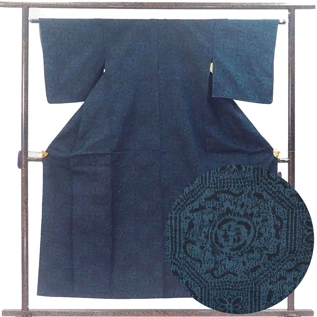 紬 リサイクル着物 身丈154cm 裄62cm 前幅23cm 後幅28.5cm 袖丈47cm 袖幅32cm レディース 袷 連続模様 裄Sサイズ 秋冬春用 正絹（シルク）ネイビー 未使用品 リメイク リユース【ランクS】