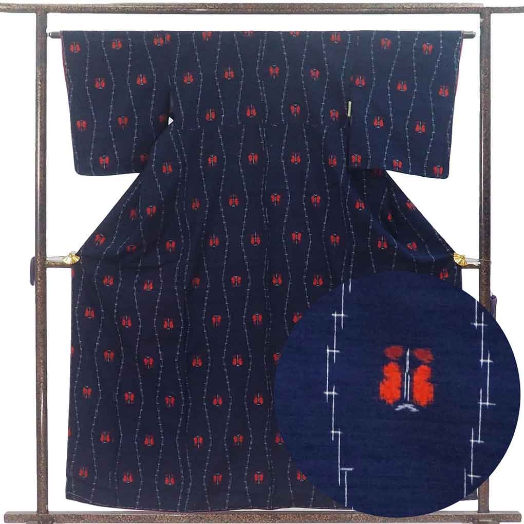 紬 リサイクル着物 身丈159cm 裄63cm 前幅23.5cm 後幅28cm 袖丈49cm 袖幅32cm レディース 袷 遠州椿 裄Mサイズ 秋冬春用 正絹（シルク）ネイビー 未使用品 リメイク リユース【ランクS】