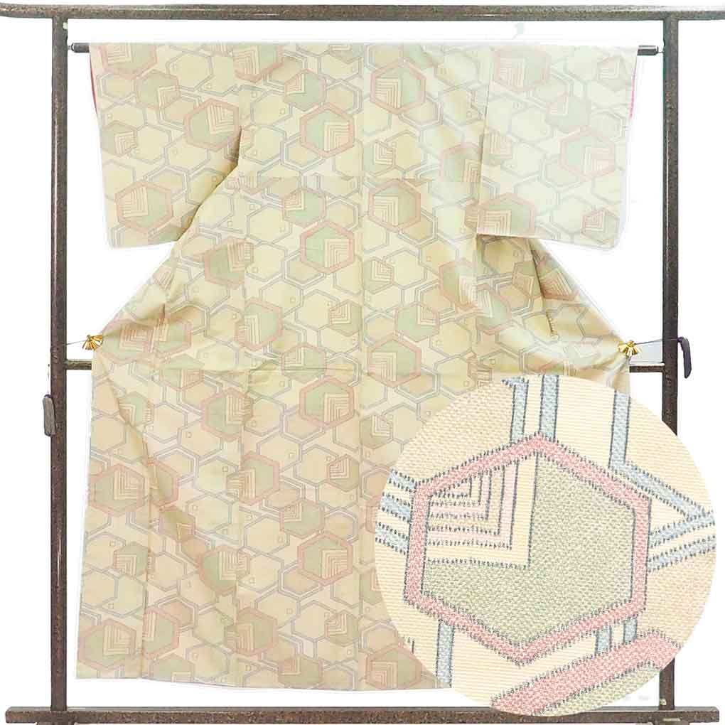 紬 リサイクル着物 身丈156cm 裄63cm 前幅23cm 後幅29cm 袖丈49cm 袖幅32cm レディース 袷 亀甲 裄Mサイズ 秋冬春用 正絹（シルク）ベージュ 未使用品 リメイク リユース【ランクS】
