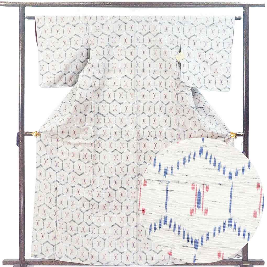 紬 リサイクル着物 身丈163cm 裄62cm 前幅24cm 後幅28.5cm 袖丈49cm 袖幅32cm レディース 袷 亀甲 裄Sサイズ 秋冬春用 正絹（シルク）グレー やや難 リメイク リユース【ランクB】