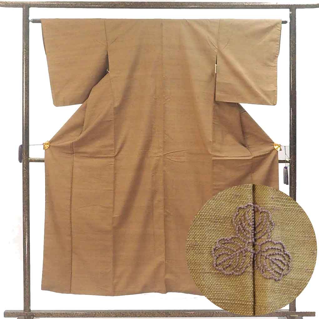 紬 リサイクル着物 身丈153cm 裄63cm 前幅22.5cm 後幅28cm 袖丈48cm 袖幅32cm レディース 袷 無地 裄Mサイズ 秋冬春用 正絹（シルク）ブラウン 美品 リメイク リユース【ランクA】