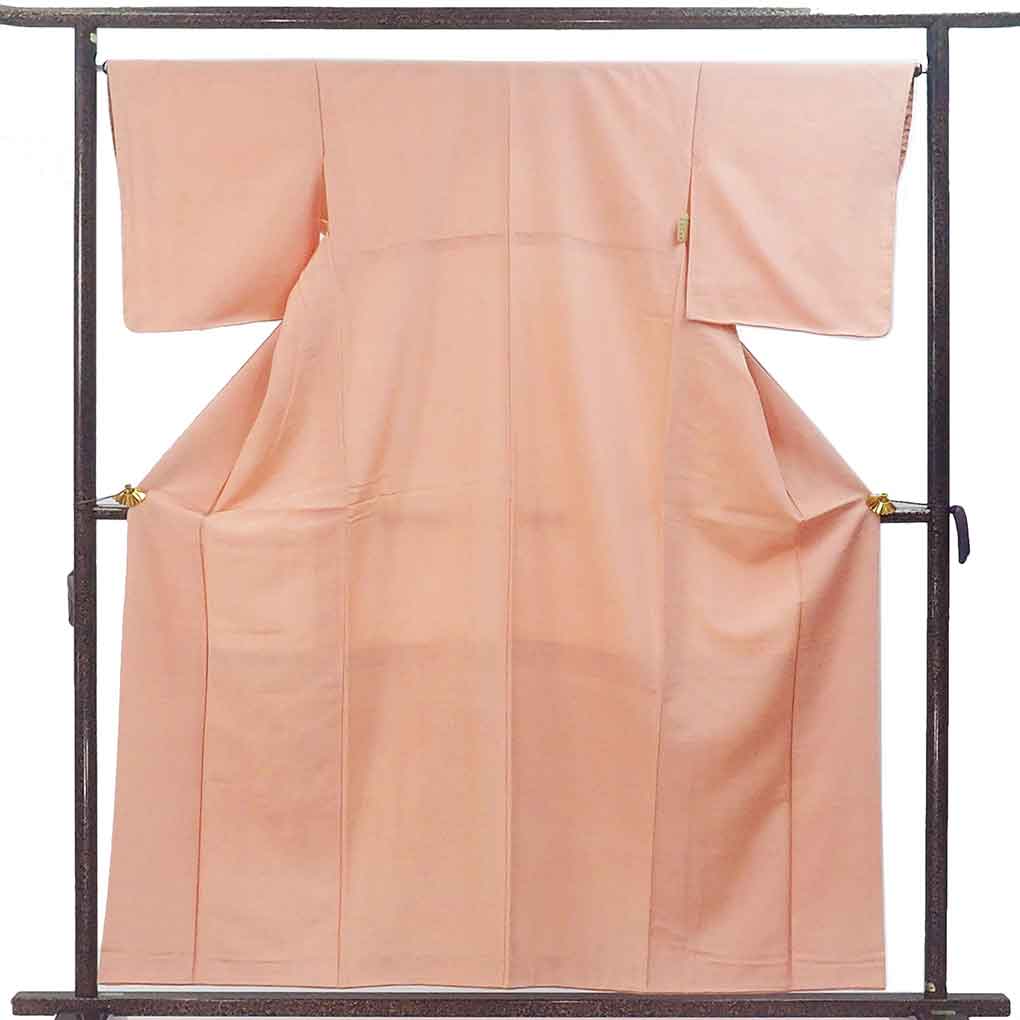 紬 リサイクル着物 身丈158cm 裄67cm 前幅24cm 後幅30cm 袖丈47cm 袖幅34cm レディース 袷 無地 裄長 裄Lサイズ 秋冬春用 正絹（シルク）ピンク 未使用品 リメイク リユース【ランクS】