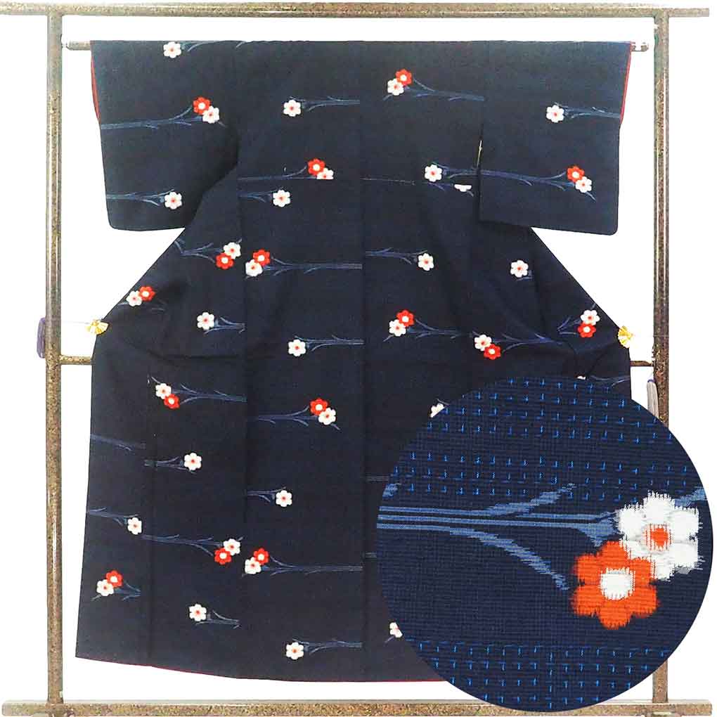 紬 リサイクル着物 身丈154cm 裄62cm 前幅24cm 後幅28cm 袖丈47cm 袖幅32cm レディース 袷 花柄 裄Sサイズ 秋冬春用 正絹（シルク）ネイビー 美品 リメイク リユース【ランクA】