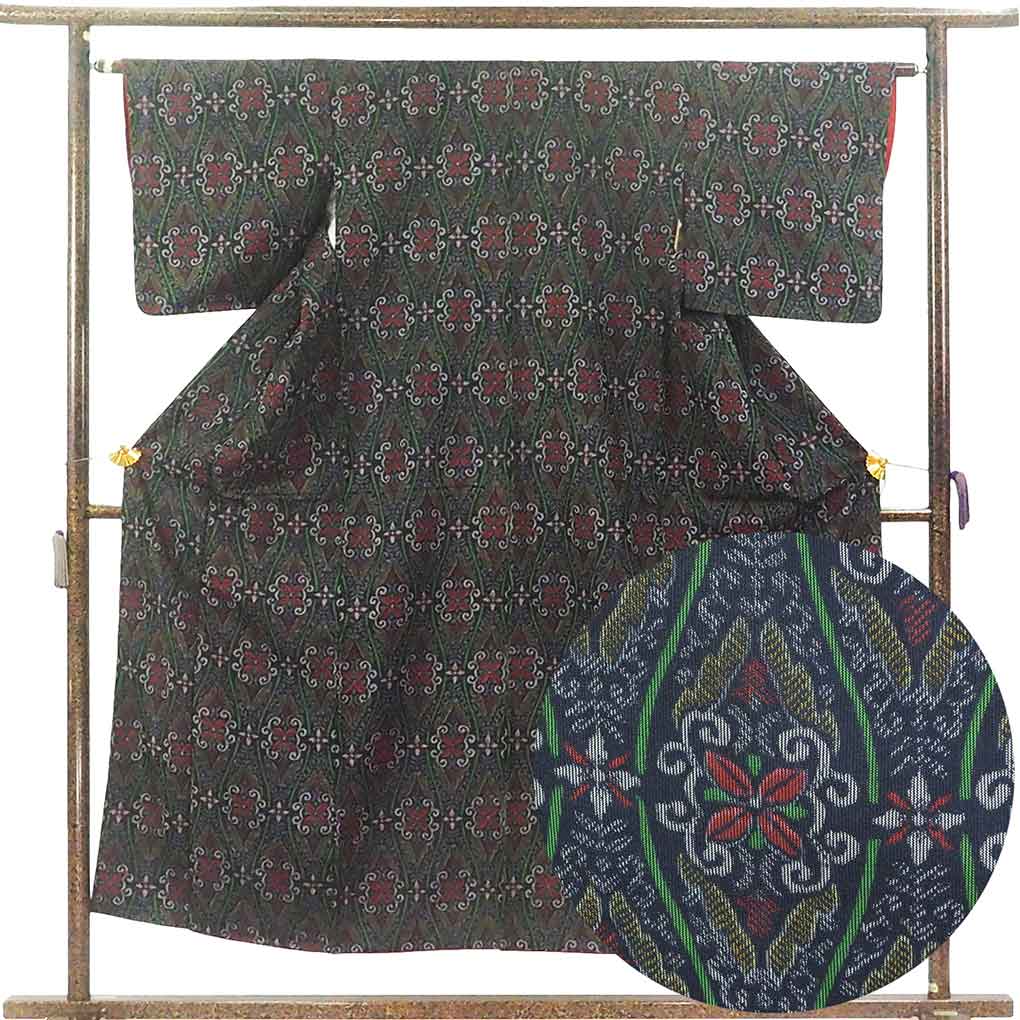 紬アンサンブル リサイクル着物 羽織(コート）丈75cm 身丈151cm 裄62.5cm 前幅25cm 後幅29cm 袖丈45cm 袖幅32cm レディース 袷 立涌 裄Sサイズ 秋冬春用 正絹（シルク）ブラック やや難 村山大島紬 リメイク リユース【ランクB】