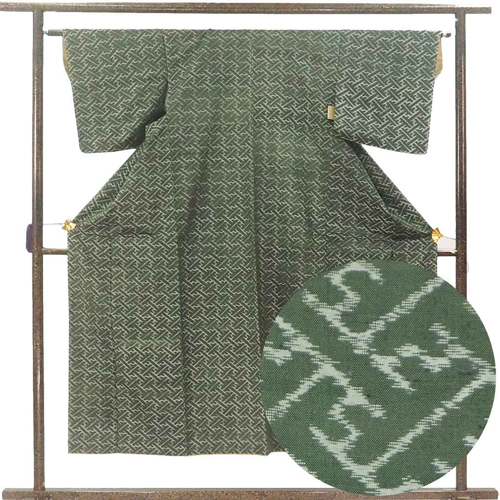 紬アンサンブル リサイクル着物 羽織(コート）丈79cm 身丈150cm 裄62.5cm 前幅23.5cm 後幅28.5cm 袖丈45cm 袖幅32cm レディース 袷 紗綾形 裄Sサイズ 秋冬春用 正絹（シルク）グリーン やや難 リメイク リユース【ランクB】