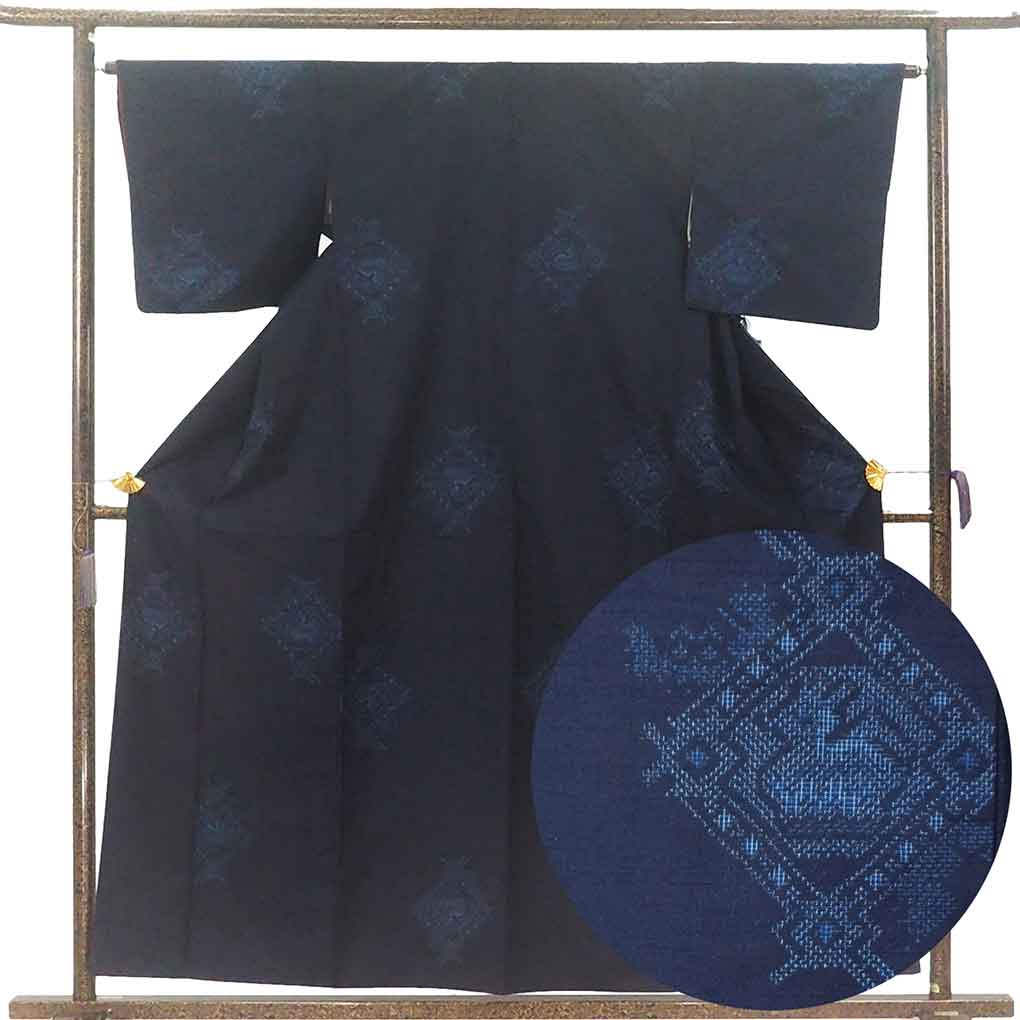 紬 リサイクル着物 身丈158cm 裄64cm 前幅24cm 後幅30cm 袖丈45cm 袖幅32cm レディース 袷 抽象柄 裄Mサイズ 秋冬春用 正絹（シルク）ネイビー 美品 リメイク リユース【ランクA】