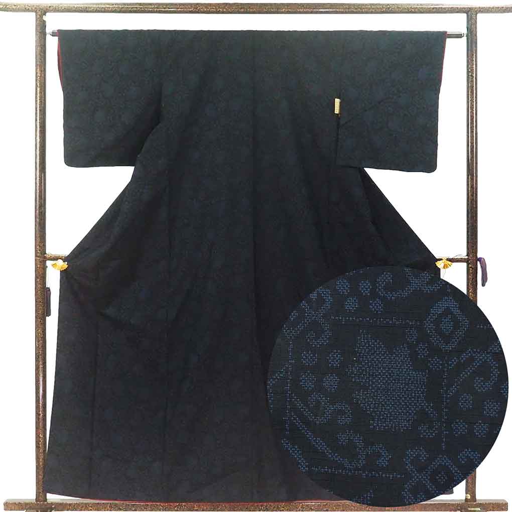 紬 リサイクル着物 身丈159cm 裄63cm 前幅25cm 後幅30cm 袖丈49cm 袖幅32.5cm レディース 袷 連続模様 裄Mサイズ 秋冬春用 正絹（シルク）ネイビー やや難 大島紬 リメイク リユース【ランクB】