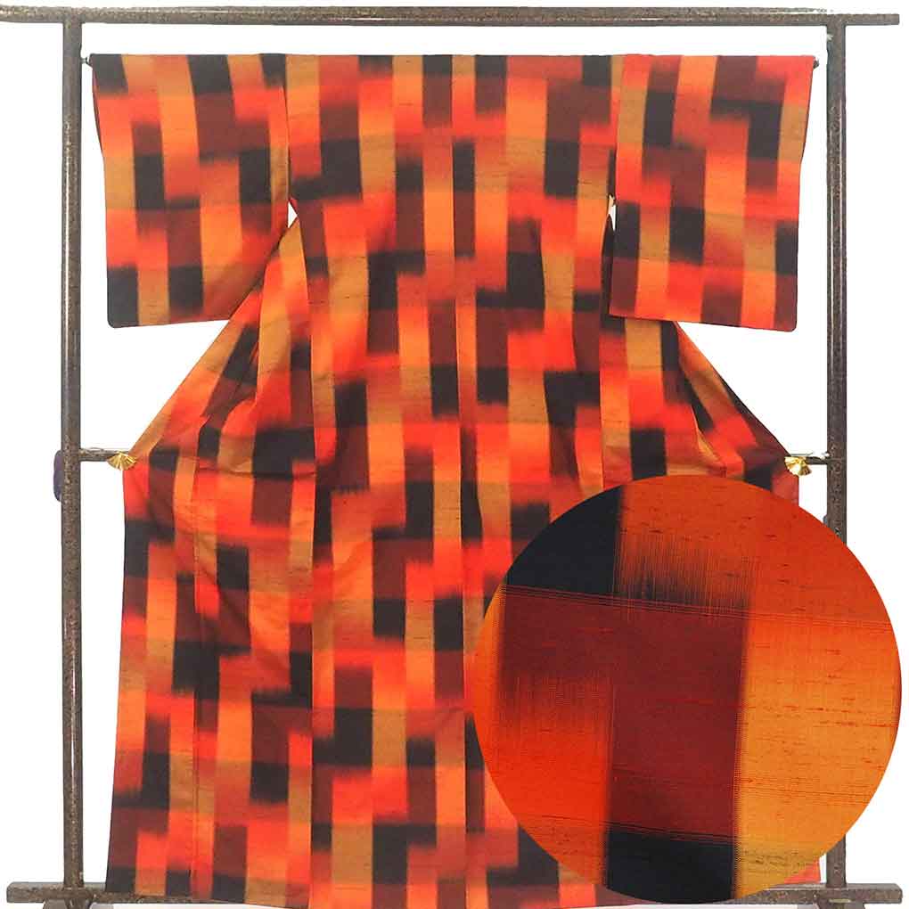 紬 リサイクル着物 身丈163cm 裄65cm 前幅23cm 後幅29cm 袖丈53cm 袖幅34cm レディース 袷 絣模様 裄Mサイズ 秋冬春用 正絹（シルク）オレンジ 美品 リメイク リユース【ランクA】