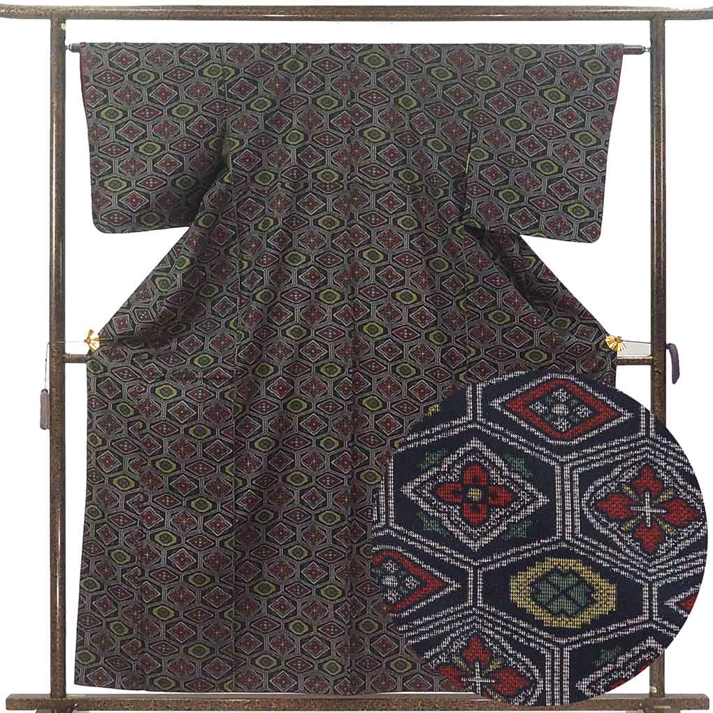 紬 リサイクル着物 身丈159cm 裄63cm 前幅22.5cm 後幅30cm 袖丈50cm 袖幅32cm レディース 袷 亀甲 裄Mサイズ 秋冬春用 正絹（シルク）ブラック 未使用品 リメイク リユース【ランクS】