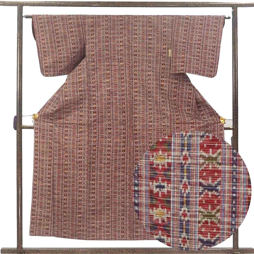 紬 リサイクル着物 身丈155cm 裄62cm 前幅22.5cm 後幅28.5cm 袖丈45cm 袖幅32cm レディース 袷 連続模様 裄Sサイズ 秋冬春用 正絹（シルク）レッド 美品 リメイク リユース【ランクA】