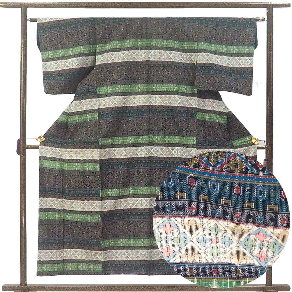 紬 リサイクル着物 身丈155cm 裄62cm 前幅23cm 後幅29cm 袖丈49cm 袖幅32cm レディース 袷 横段柄 裄Sサイズ 秋冬春用 正絹（シルク）ブラック 美品 リメイク リユース【ランクA】