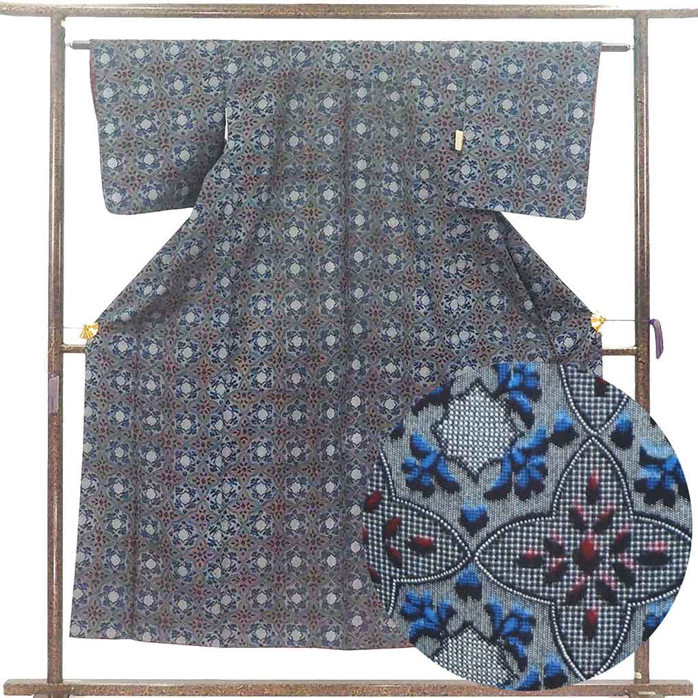 御召し リサイクル着物 身丈152cm 裄62cm 前幅22cm 後幅30cm 袖丈45cm 袖幅31cm レディース 袷 連続模様 裄Sサイズ 秋冬春用 正絹（シルク）グレー 美品 リメイク リユース【ランクA】