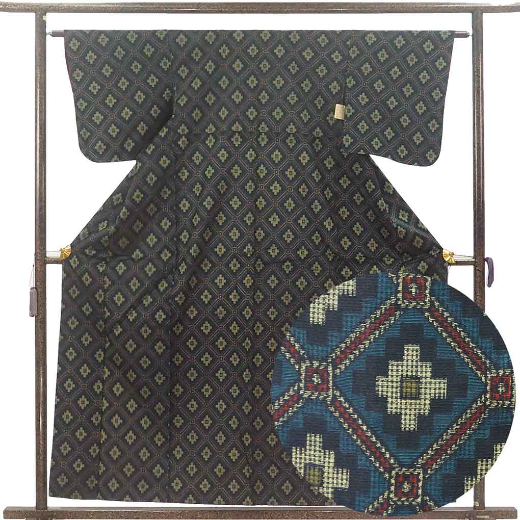 紬 リサイクル着物 身丈158cm 裄62cm 前幅23cm 後幅28cm 袖丈46cm 袖幅32cm レディース 袷 天井紋 裄Sサイズ 秋冬春用 正絹（シルク）ネイビー 未使用品 リメイク リユース【ランクS】
