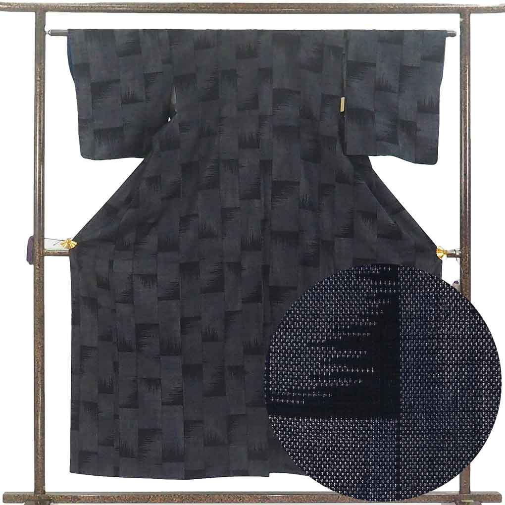 紬 リサイクル着物 身丈156cm 裄63cm 前幅23cm 後幅29cm 袖丈48cm 袖幅32cm レディース 袷 連続模様 裄Mサイズ 秋冬春用 正絹（シルク）ブラック 美品 リメイク リユース【ランクA】