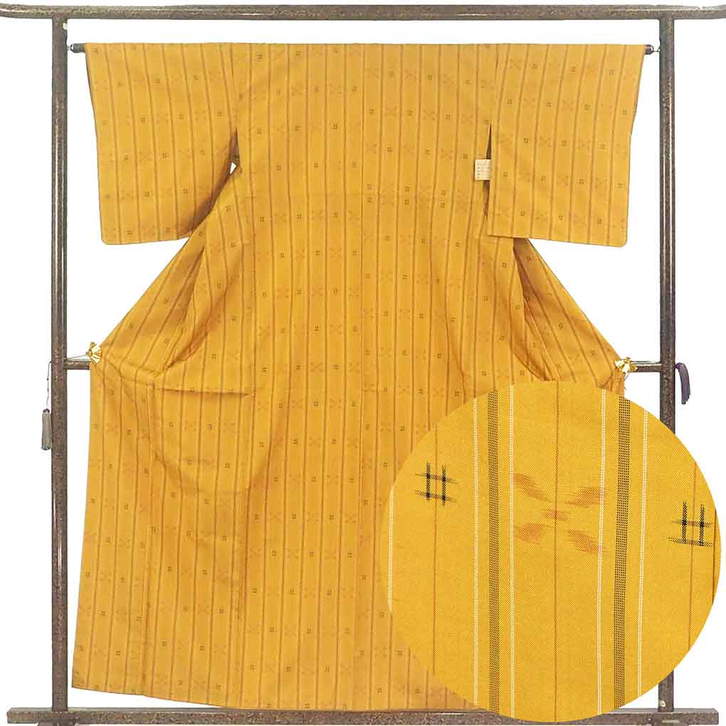 紬 リサイクル着物 身丈159cm 裄64cm 前幅23cm 後幅28cm 袖丈49cm 袖幅33cm レディース 袷 絣模様 裄Mサイズ 秋冬春用 正絹（シルク）イエロー 未使用品 リメイク リユース【ランクS】