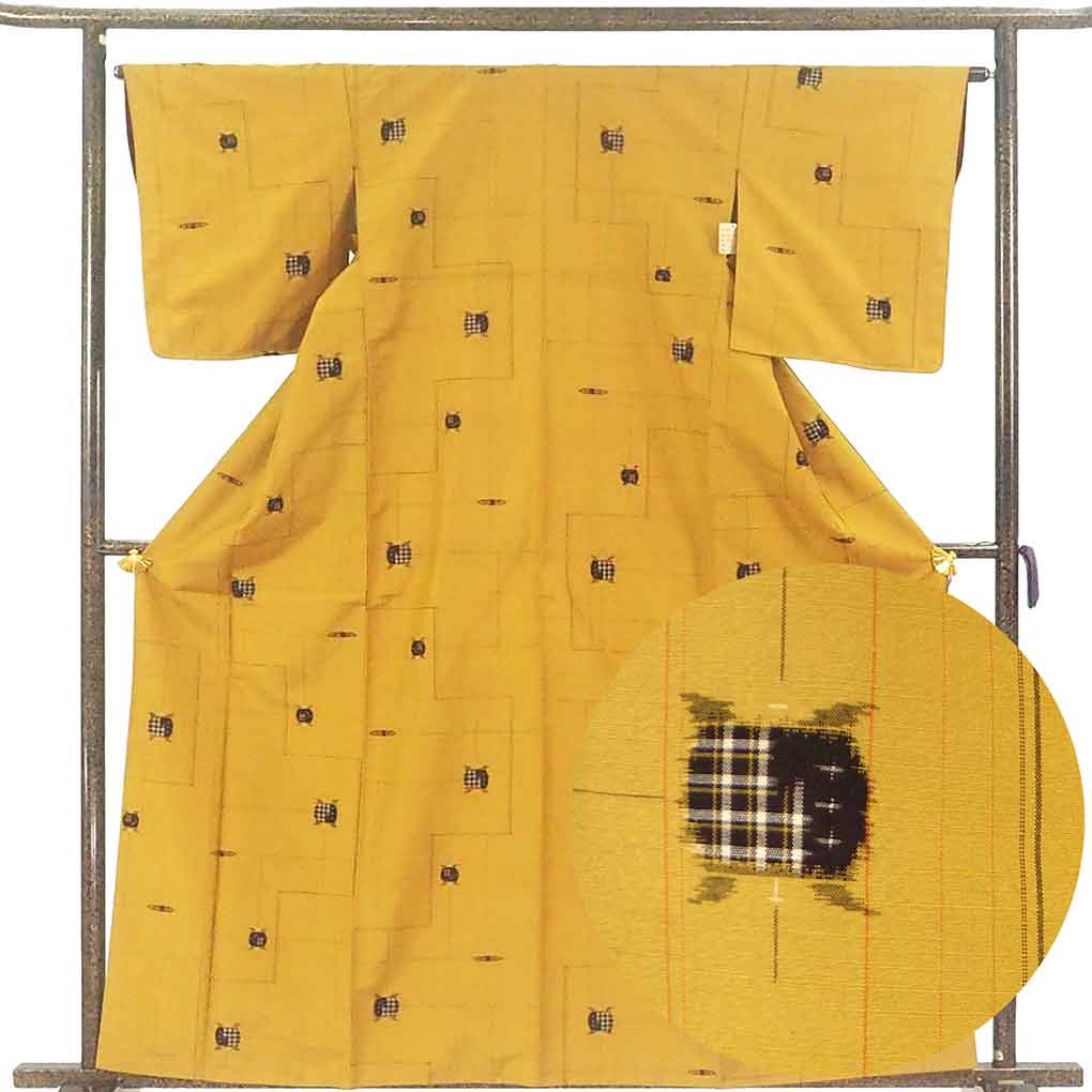 紬 リサイクル着物 身丈163cm 裄64cm 前幅24cm 後幅29.5cm 袖丈49cm 袖幅33cm レディース 袷 糸巻きと杼 裄Mサイズ 秋冬春用 正絹（シルク）イエロー 未使用品 リメイク リユース【ランクS】