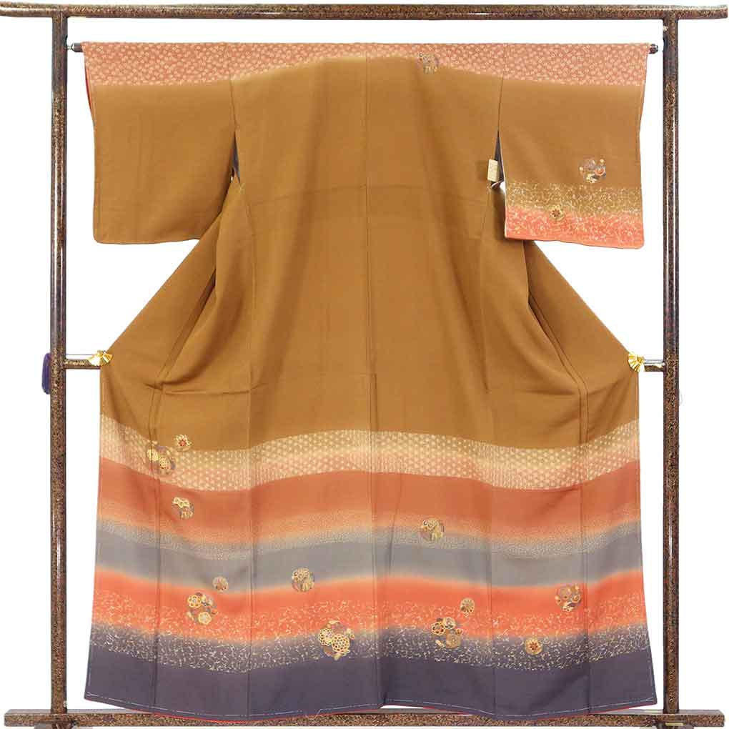 訪問着 リサイクル着物 身丈161cm 裄65cm 前幅22.5cm 後幅30cm 袖丈49cm 袖幅32cm レディース 袷 横段柄 裄Mサイズ 秋冬春用 正絹（シルク）ブラウン 未使用品 リメイク リユース【ランクS】