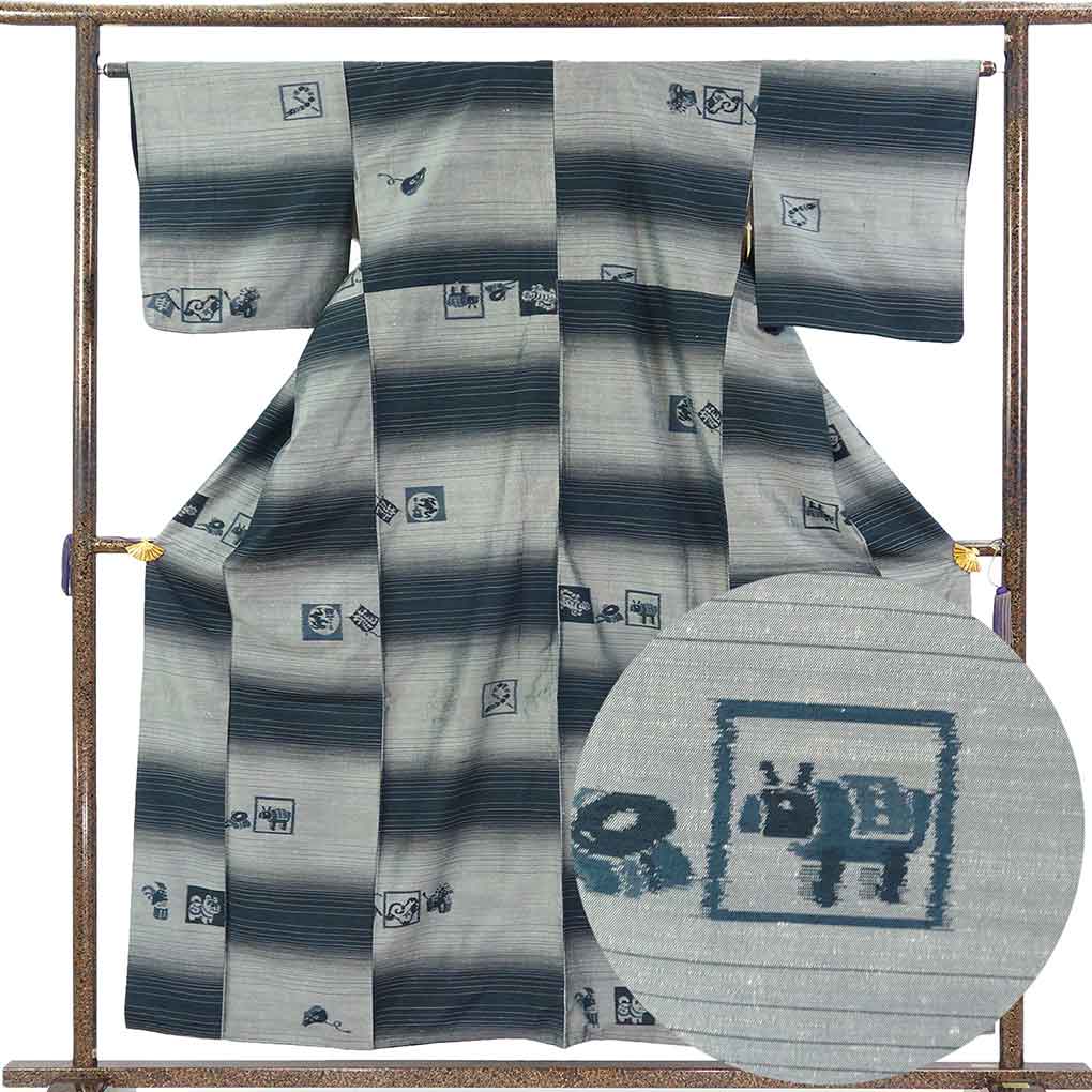 紬 リサイクル着物 身丈158cm 裄64cm 前幅23.5cm 後幅30cm 袖丈45cm 袖幅32cm レディース 袷 おもちゃ柄 裄Mサイズ 秋冬春用 正絹（シルク）グレー やや難 リメイク リユース【ランクB】