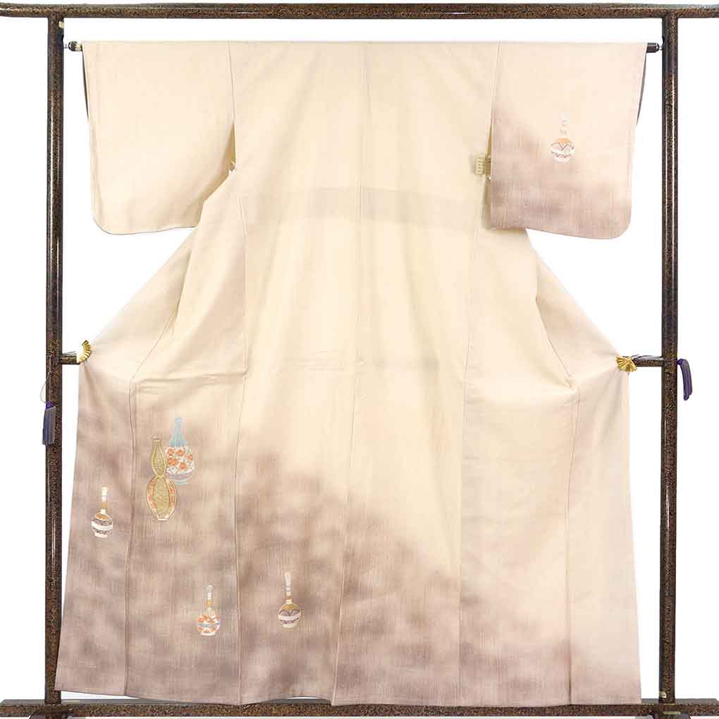 訪問着 リサイクル着物 身丈160cm 裄65cm 前幅26.5cm 後幅30cm 袖丈48cm 袖幅33cm レディース 袷 壺柄 裄Mサイズ 秋冬春用 正絹（シルク）ベージュ 未使用品 リメイク リユース【ランクS】