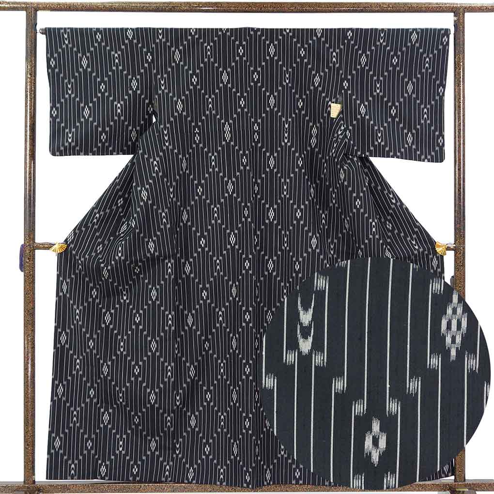 紬 リサイクル着物 身丈160cm 裄66cm 前幅25.5cm 後幅30cm 袖丈47cm 袖幅34cm レディース 袷 縦縞 裄長 裄M-Lサイズ 秋冬春用 正絹（シルク）ブラック 美品 リメイク リユース【ランクA】