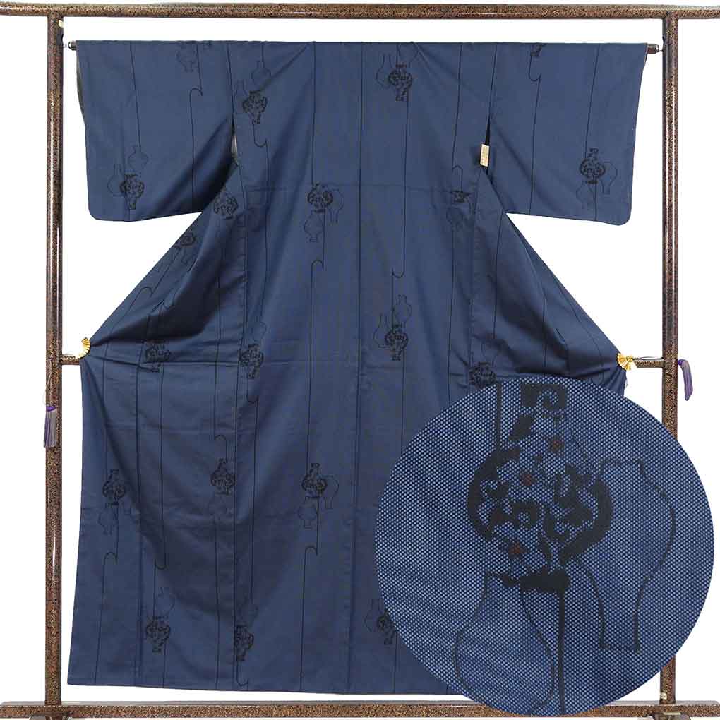 紬 リサイクル着物 身丈159cm 裄65cm 前幅23cm 後幅27cm 袖丈45cm 袖幅34cm レディース 袷 壺柄 裄Mサイズ 秋冬春用 正絹（シルク）ネイビー やや難 リメイク リユース【ランクB】