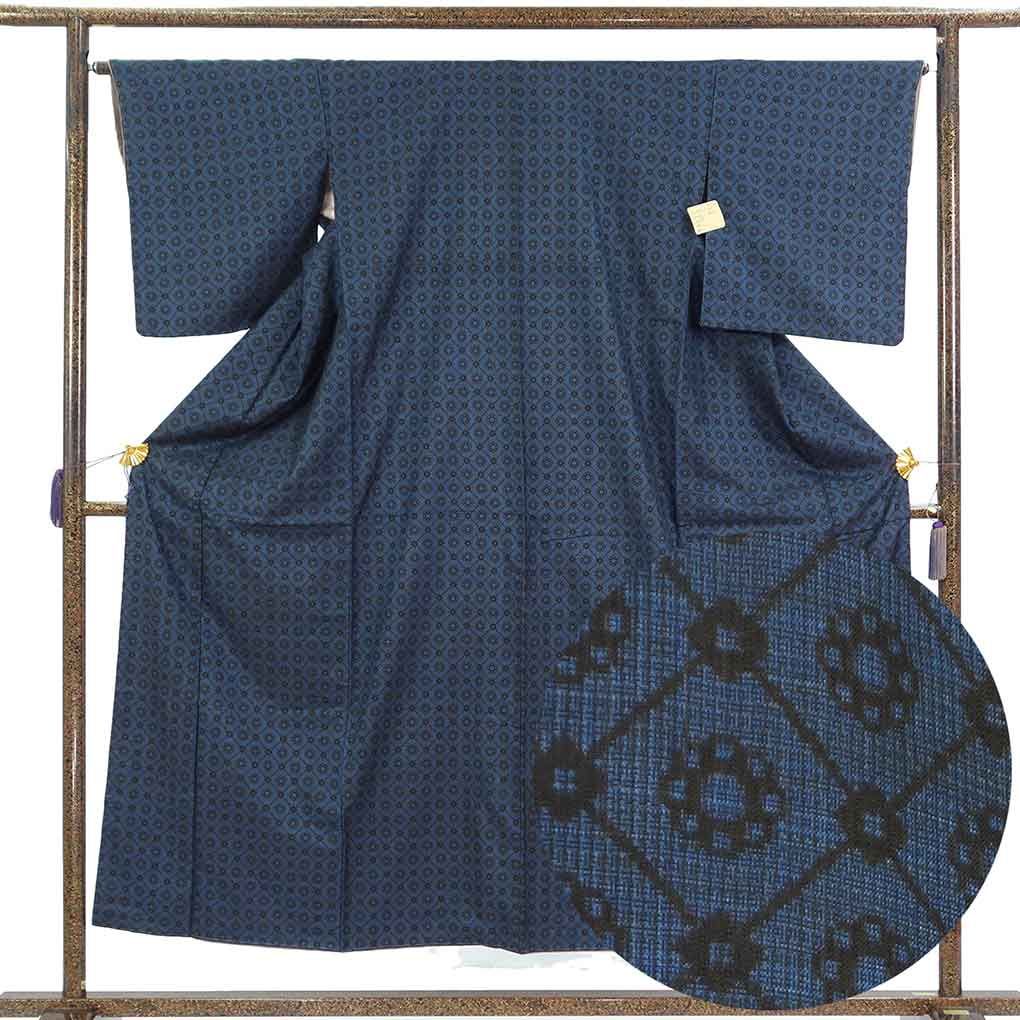 紬 リサイクル着物 身丈153cm 裄65cm 前幅25cm 後幅30cm 袖丈49cm 袖幅32.5cm レディース 袷 連続模様 裄Mサイズ 秋冬春用 正絹（シルク）ネイビー 未使用品 リメイク リユース【ランクS】