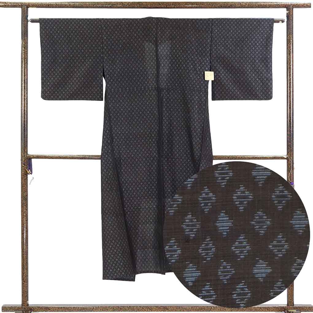 紬 リサイクル着物 身丈139cm 裄62cm 前幅23cm 後幅29.5cm 袖丈46cm 袖幅32cm レディース 単衣 連続模様 裄Sサイズ 初夏・初秋用 正絹（シルク）ブラック やや難 リメイク リユース【ランクB】