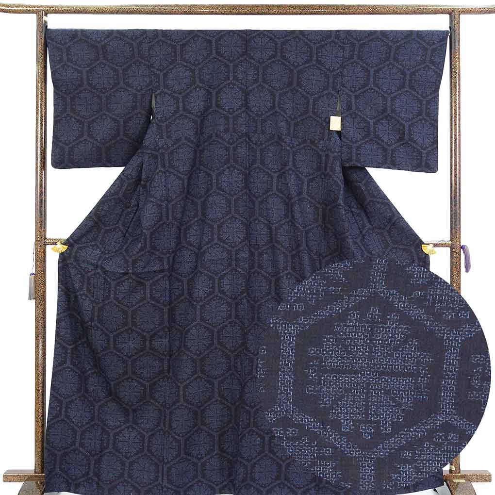 紬 リサイクル着物 身丈167cm 裄68cm 前幅26.5cm 後幅30cm 袖丈50cm 袖幅34cm レディース 袷 亀甲 裄長 裄Lサイズ 秋冬春用 正絹（シルク）ネイビー トールサイズ 美品 結城紬 リメイク リユース【ランクA】