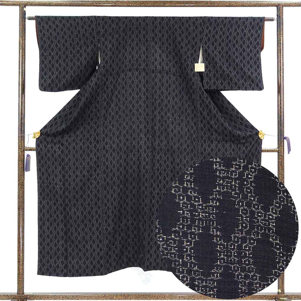 紬 リサイクル着物 身丈150cm 裄63cm 前幅21cm 後幅28cm 袖丈45cm 袖幅32cm レディース 袷 連続模様 裄Mサイズ 秋冬春用 正絹（シルク）ブラック 美品 リメイク リユース【ランクA】