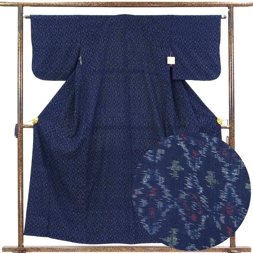 紬 リサイクル着物 身丈156cm 裄64cm 前幅27cm 後幅30.5cm 袖丈46cm 袖幅32cm レディース 袷 菱形 裄Mサイズ 秋冬春用 正絹（シルク）ネイビー 美品 リメイク リユース【ランクA】