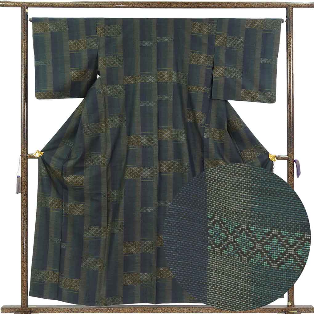 紬 リサイクル着物 身丈158cm 裄65cm 前幅24cm 後幅30cm 袖丈47cm 袖幅33cm レディース 袷 連続模様 裄Mサイズ 秋冬春用 正絹（シルク）グリーン やや難 恵絹織物 リメイク リユース【ランクB】