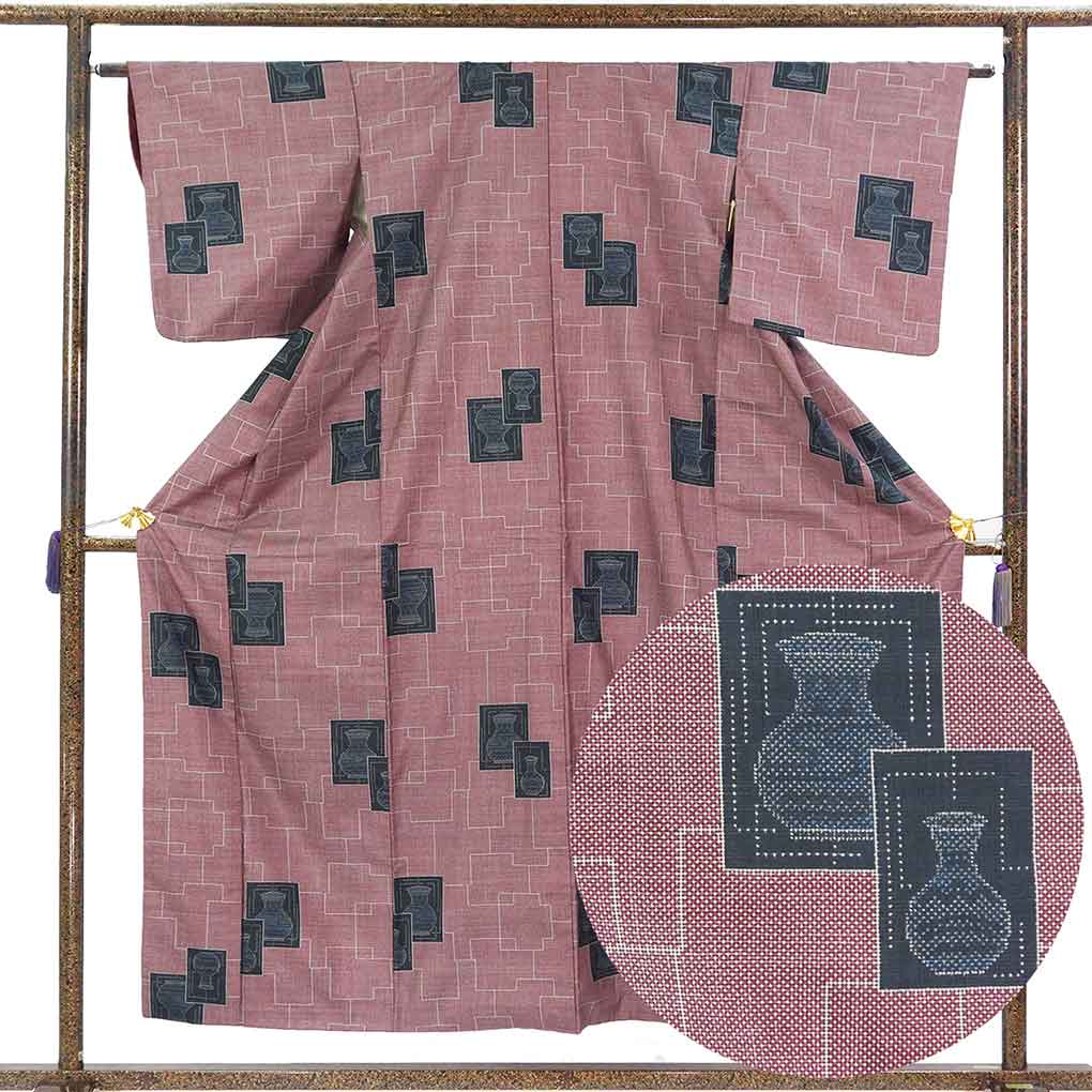 紬 リサイクル着物 身丈155cm 裄63cm 前幅23cm 後幅28.5cm 袖丈47cm 袖幅32.5cm レディース 袷 壺柄 裄Mサイズ 秋冬春用 正絹（シルク）パープル 美品 大島紬 リメイク リユース【ランクA】