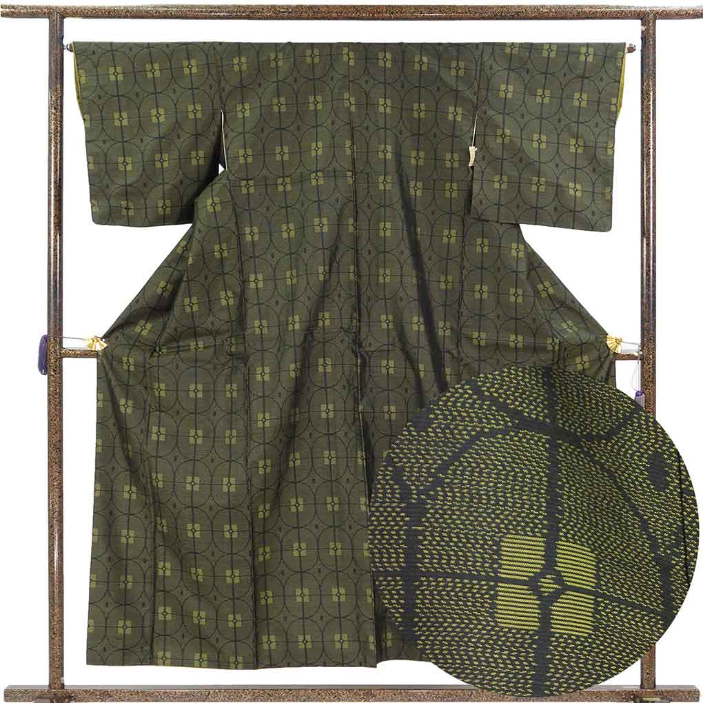 紬 リサイクル着物 身丈157cm 裄65cm 前幅25.5cm 後幅30cm 袖丈48cm 袖幅32.5cm レディース 袷 連続模様 裄Mサイズ 秋冬春用 正絹（シルク）グリーン やや難 リメイク リユース【ランクB】