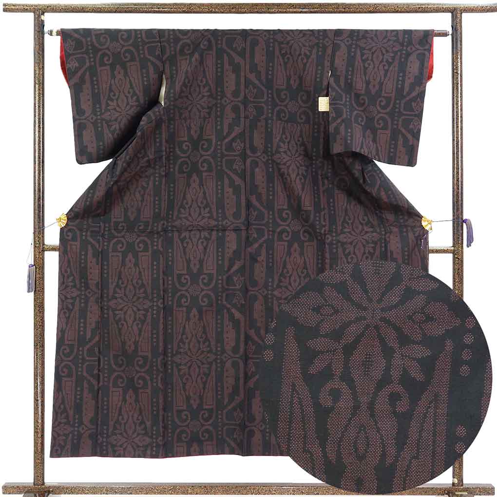 紬 リサイクル着物 身丈154cm 裄62.5cm 前幅23cm 後幅28cm 袖丈50cm 袖幅32cm レディース 袷 連続模様 裄Sサイズ 秋冬春用 正絹（シルク）ブラック やや難 大島紬 リメイク リユース【ランクB】