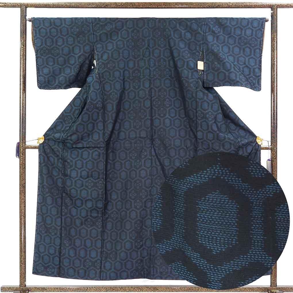 紬 リサイクル着物 身丈157cm 裄64cm 前幅24cm 後幅30cm 袖丈45cm 袖幅33cm レディース 袷 亀甲 裄Mサイズ 秋冬春用 正絹（シルク）ネイビー 未使用品 大島紬 リメイク リユース【ランクS】