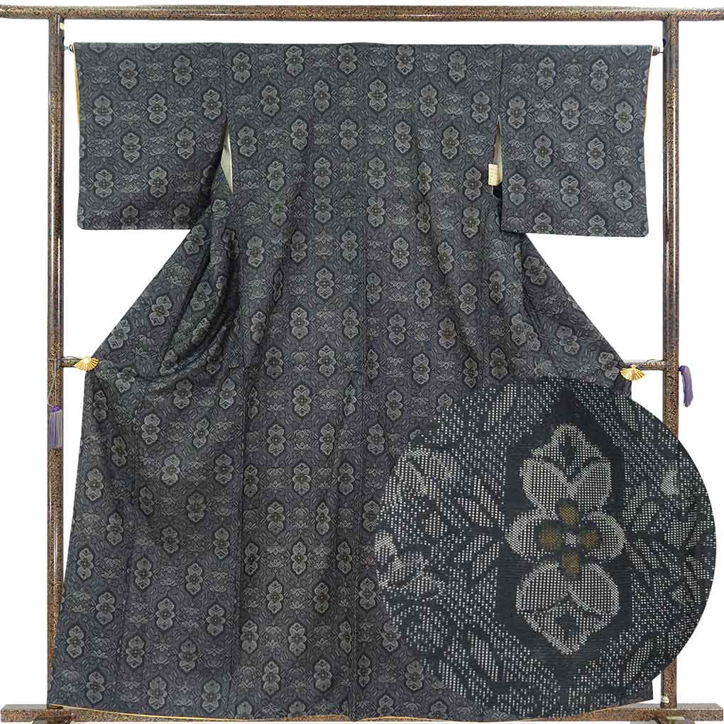 紬 リサイクル着物 身丈160cm 裄65cm 前幅26cm 後幅32cm 袖丈47cm 袖幅33.5cm レディース 袷 連続模様 裄Mサイズ 秋冬春用 正絹（シルク）ブラック やや難 リメイク リユース【ランクB】