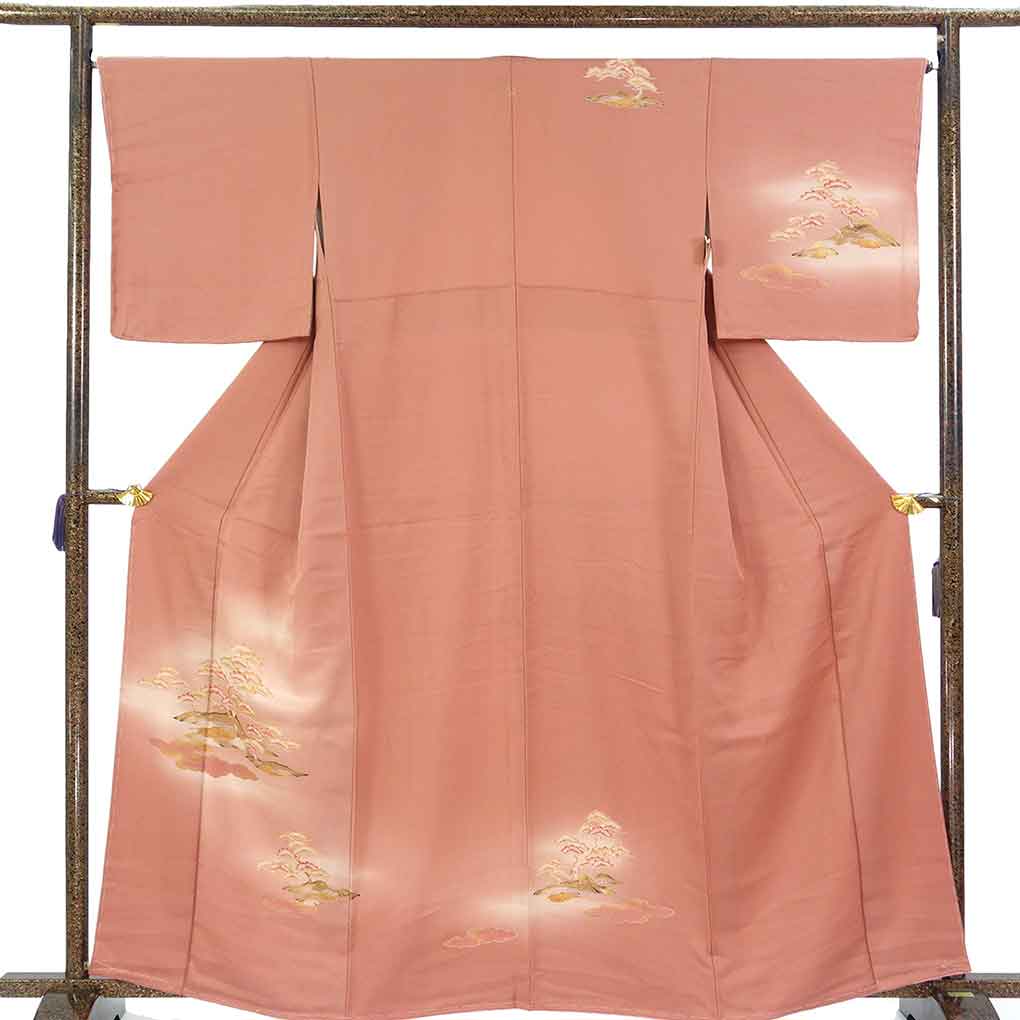 訪問着 リサイクル着物 身丈163cm 裄66cm 前幅26.5cm 後幅30.5cm 袖丈49cm 袖幅34cm レディース 袷 松 裄長 裄M-Lサイズ 秋冬春用 正絹（シルク）ピンク 未使用品 リメイク リユース【ランクS】