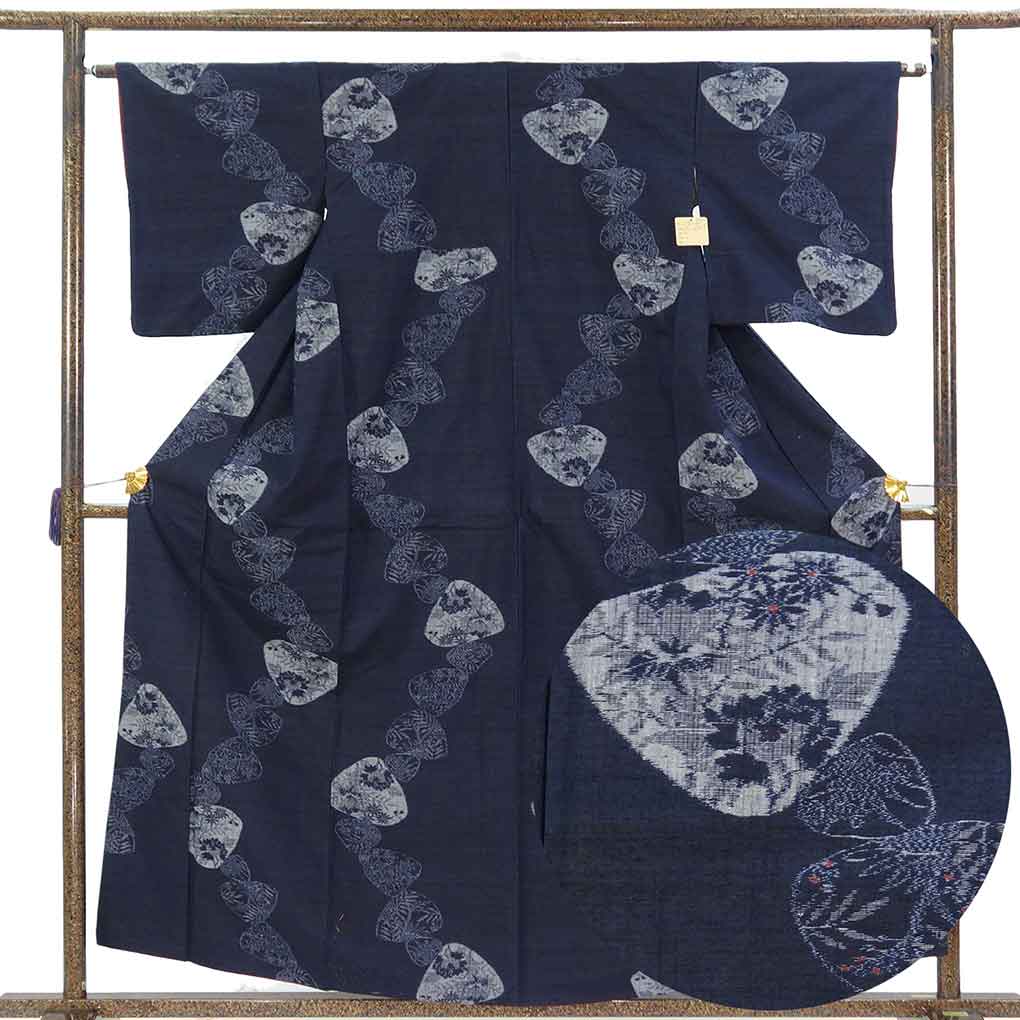 紬 リサイクル着物 身丈159cm 裄63cm 前幅25cm 後幅30.5cm 袖丈47cm 袖幅32cm レディース 袷 貝合わせ 裄Mサイズ 秋冬春用 正絹（シルク）ネイビー 美品 リメイク リユース【ランクA】