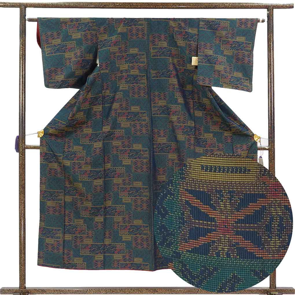 紬 リサイクル着物 身丈152cm 裄62cm 前幅22.5cm 後幅28.5cm 袖丈45cm 袖幅32cm レディース 袷 連続模様 裄Sサイズ 秋冬春用 正絹（シルク）グリーン 美品 大島紬 リメイク リユース【ランクA】