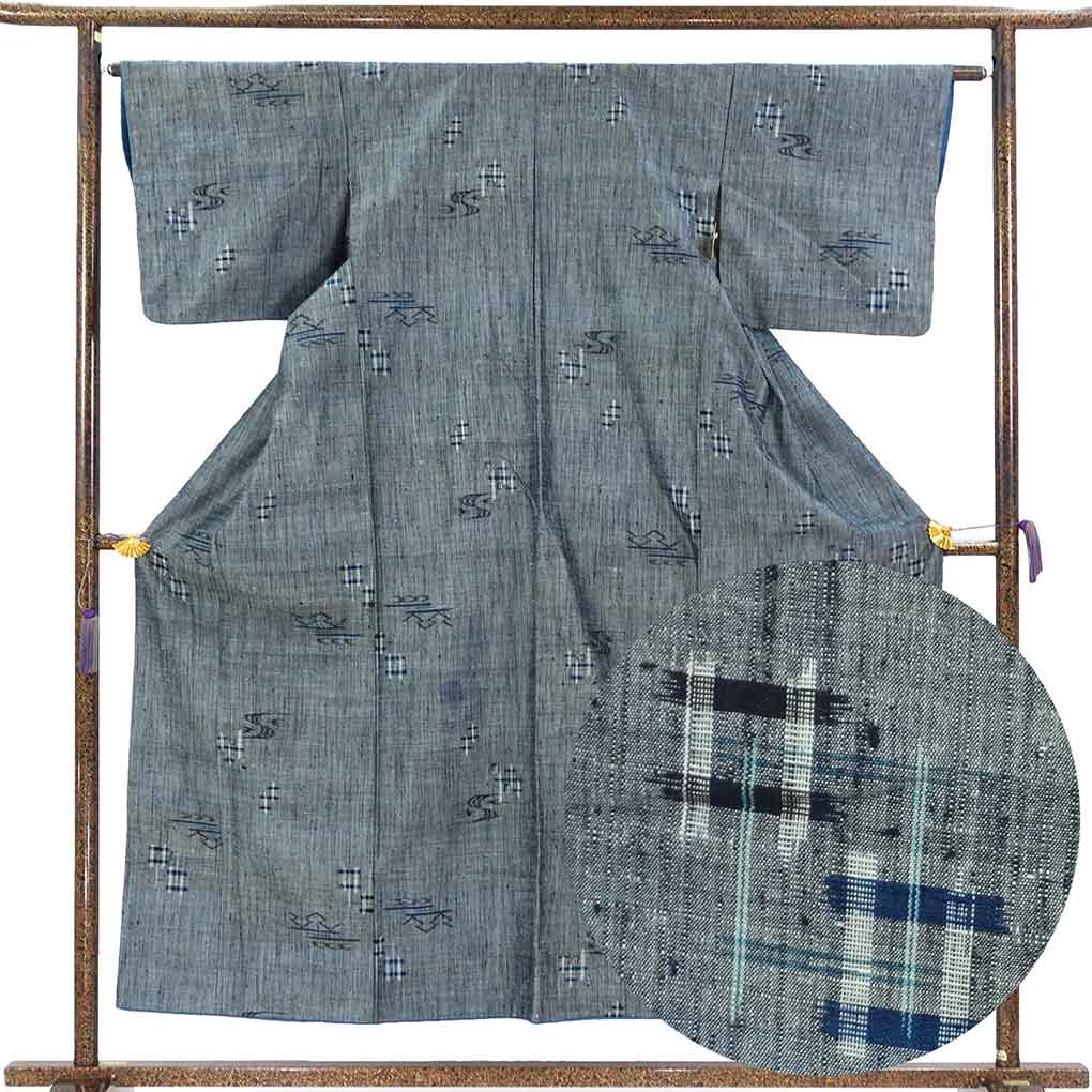 紬 リサイクル着物 身丈154cm 裄63cm 前幅24cm 後幅28.5cm 袖丈45cm 袖幅33cm レディース 袷 絣模様 裄Mサイズ 秋冬春用 正絹（シルク）グレー やや難 リメイク リユース【ランクB】