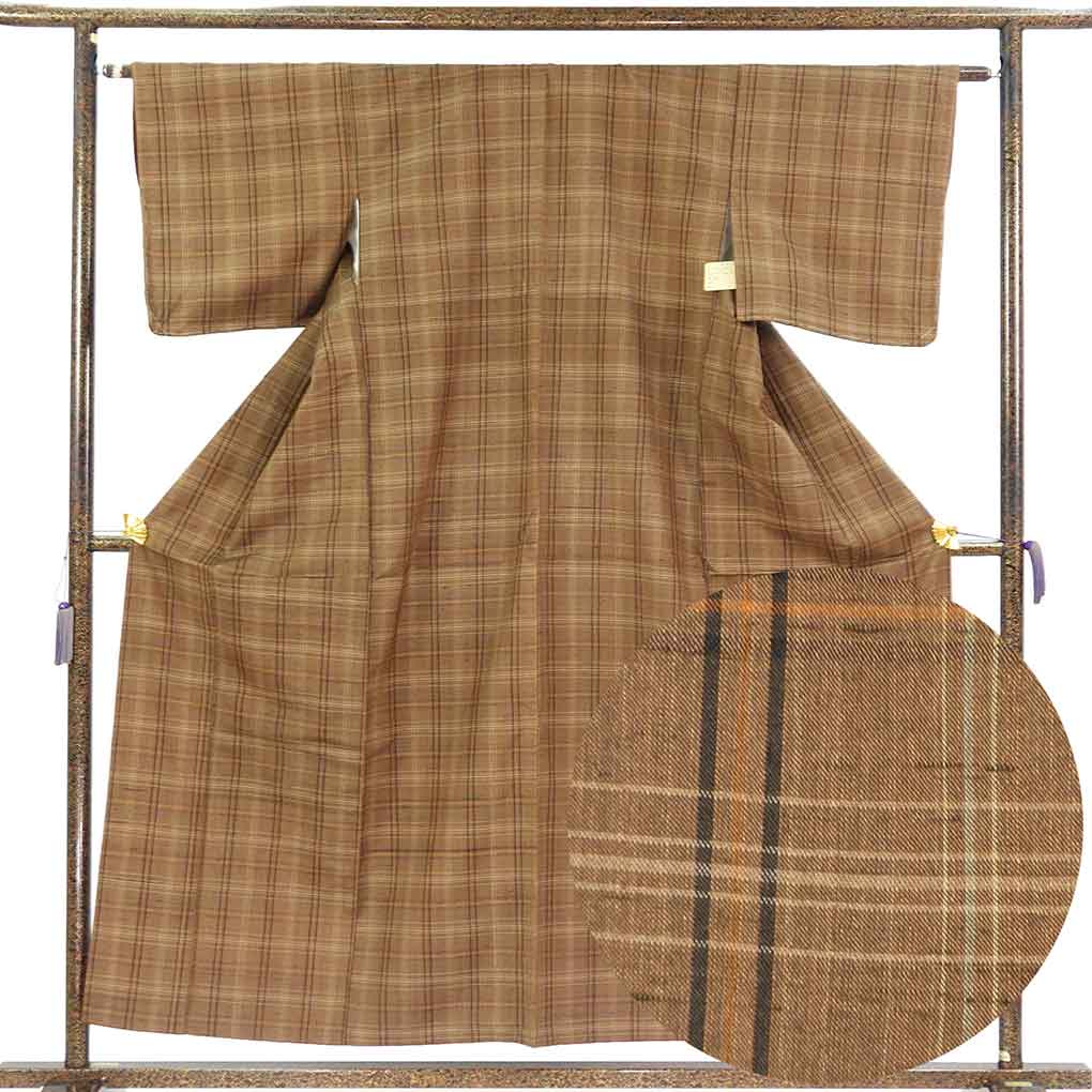 紬 リサイクル着物 身丈156cm 裄63cm 前幅24.5cm 後幅30cm 袖丈45cm 袖幅32.5cm レディース 袷 格子 裄Mサイズ 秋冬春用 正絹（シルク）ブラウン 未使用品 リメイク リユース【ランクS】