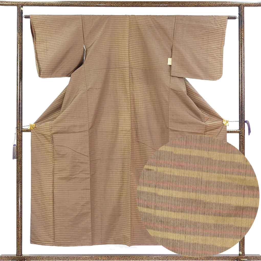 紬 リサイクル着物 身丈154cm 裄63cm 前幅25cm 後幅30.5cm 袖丈45cm 袖幅32.5cm レディース 袷 横段柄 裄Mサイズ 秋冬春用 正絹（シルク）ブラウン 未使用品 リメイク リユース【ランクS】