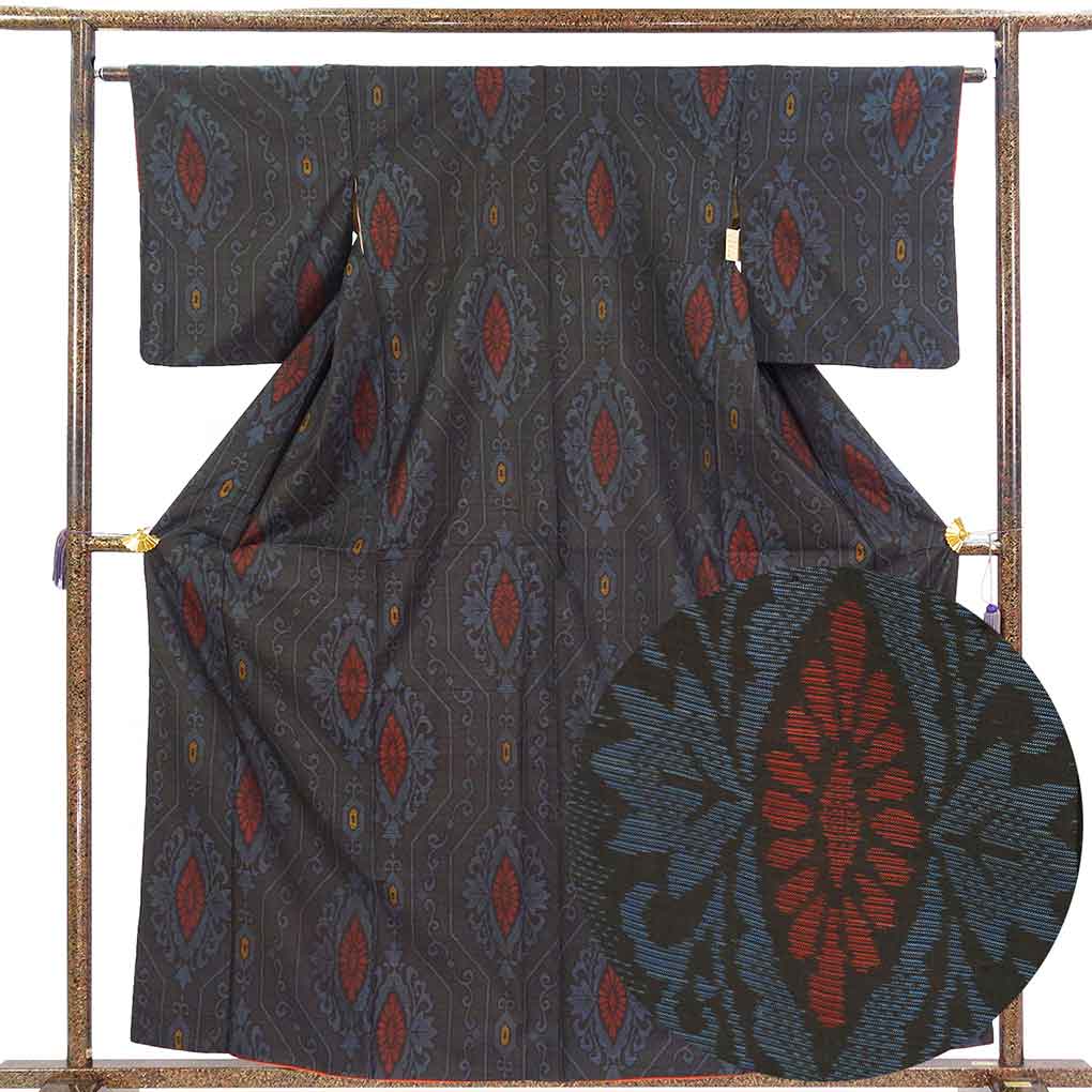 紬 リサイクル着物 身丈160cm 裄63cm 前幅23cm 後幅29cm 袖丈49cm 袖幅32.5cm レディース 袷 連続模様 裄Mサイズ 秋冬春用 正絹（シルク）ブラック やや難 リメイク リユース【ランクB】