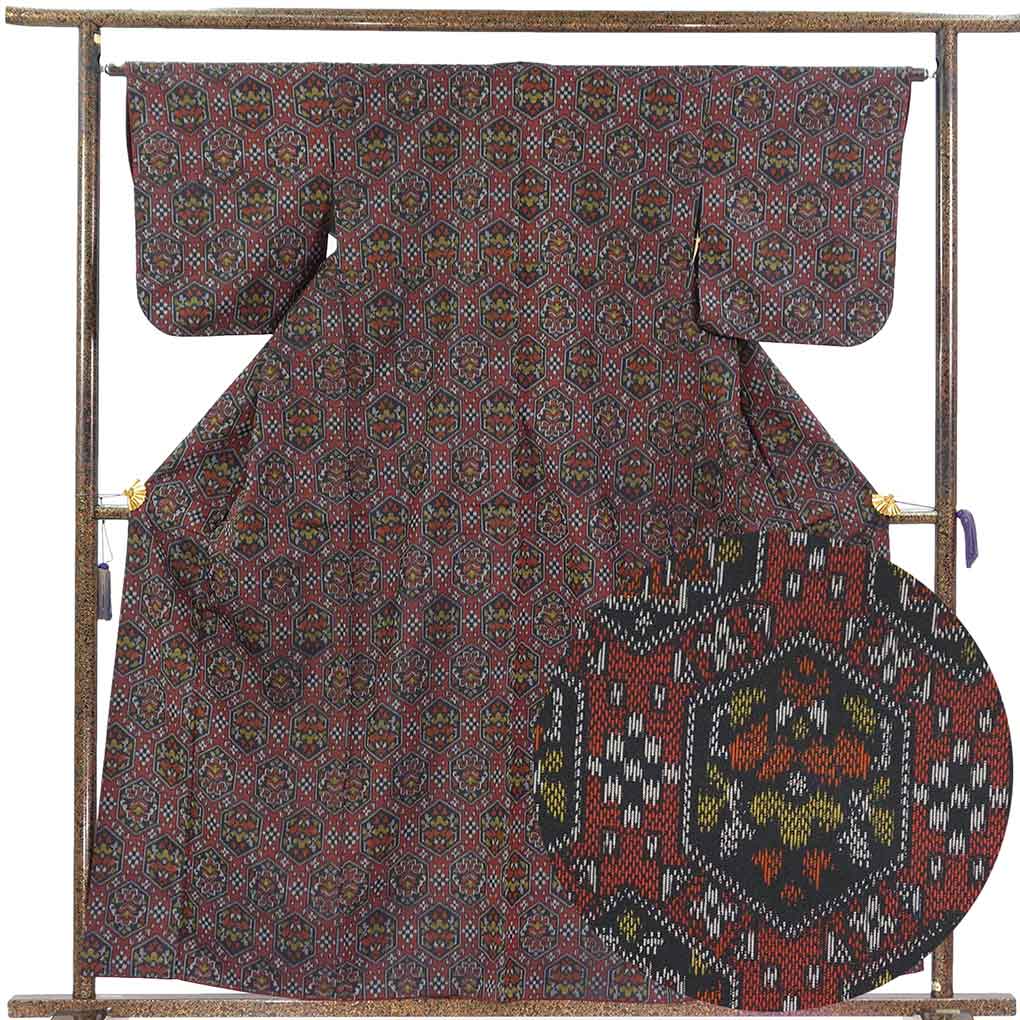 紬 リサイクル着物 身丈159cm 裄63cm 前幅28cm 後幅30.5cm 袖丈49cm 袖幅32cm レディース 袷 亀甲 裄Mサイズ 秋冬春用 正絹（シルク）ブラック 美品 リメイク リユース【ランクA】