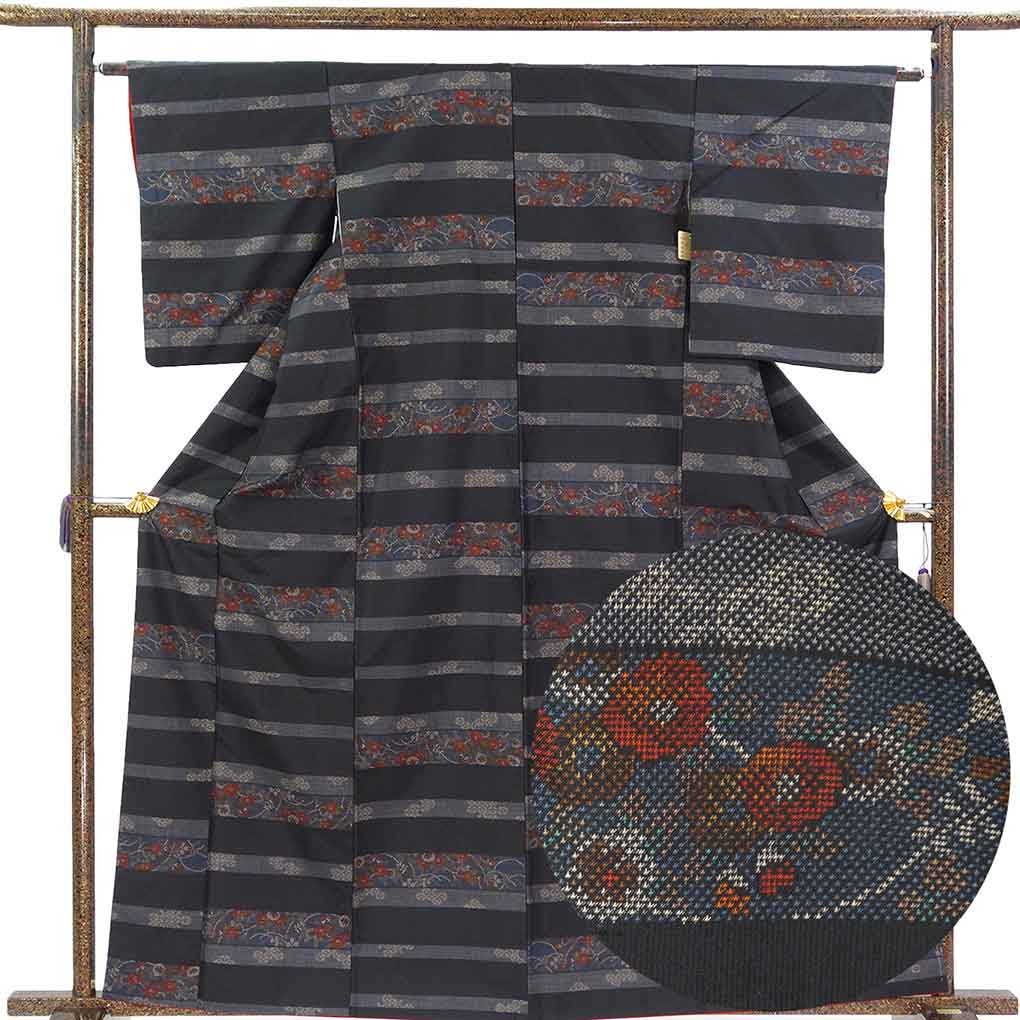紬 リサイクル着物 身丈163cm 裄62cm 前幅25cm 後幅29cm 袖丈53cm 袖幅32cm レディース 袷 横段柄 裄Sサイズ 秋冬春用 正絹（シルク）ブラック 未使用品 大島紬 リメイク リユース【ランクS】