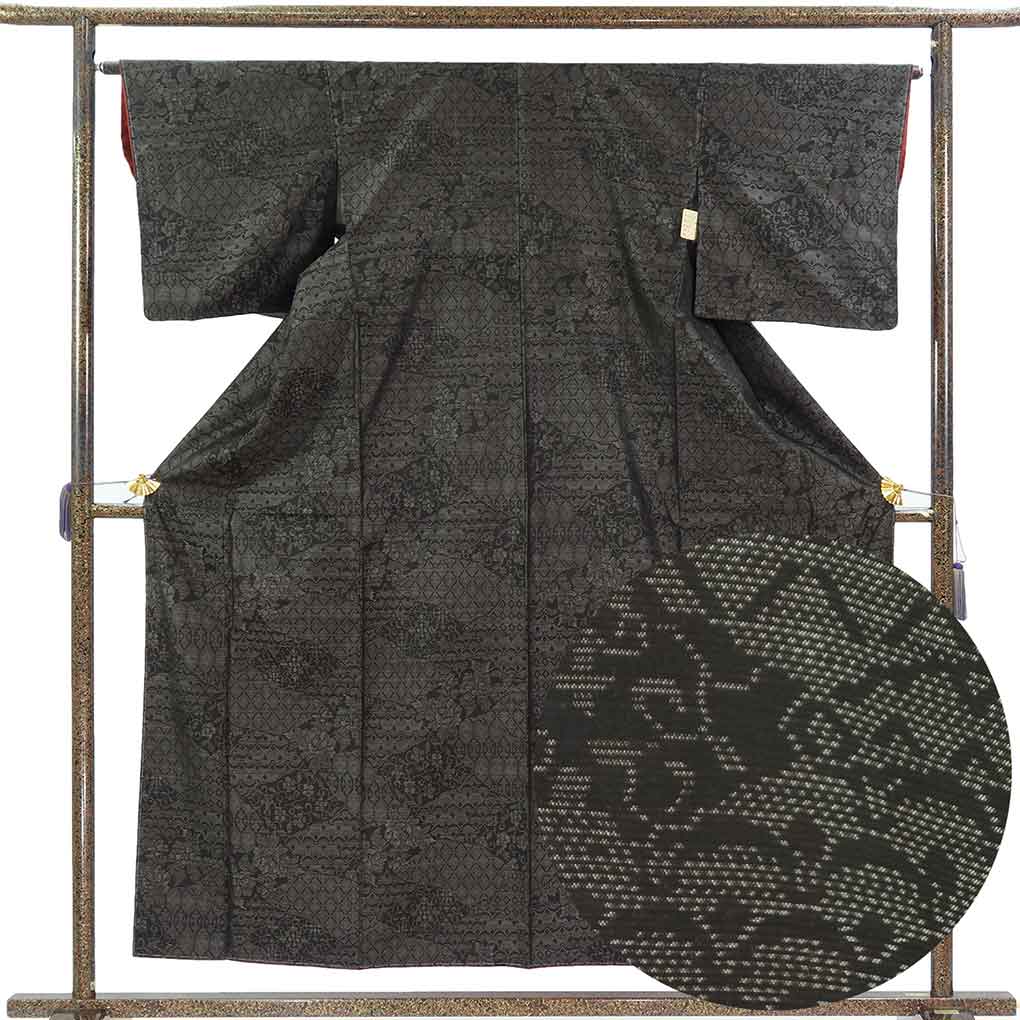 紬 リサイクル着物 身丈156cm 裄65cm 前幅22.5cm 後幅28.5cm 袖丈47cm 袖幅33cm レディース 袷 連続模様 裄Mサイズ 秋冬春用 正絹（シルク）ブラック 未使用品 大島紬 リメイク リユース【ランクS】
