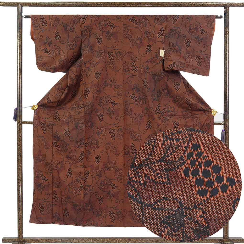 紬 リサイクル着物 身丈153cm 裄62cm 前幅23cm 後幅28cm 袖丈45cm 袖幅32cm レディース 袷 葡萄 裄Sサイズ 秋冬春用 正絹（シルク）ブラウン 未使用品 リメイク リユース【ランクS】